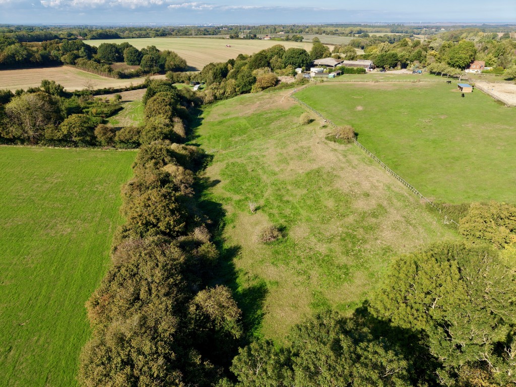 Lot: 80 - EQUESTRIAN FACILITY - INDOOR MANÈGE, STABLES, PADDOCKS AND ACCOMMODATION - Paddocks looking back towards buildings